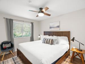 Voodi või voodid majutusasutuse Red Pine Condominiums by All Seasons Resort Lodging toas