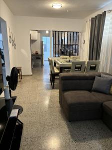 un salon avec un canapé et une table dans l'établissement Crash Boat Coral Villa Aguadilla Big-Affordable, à Aguadilla