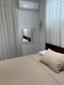 une chambre avec un lit, un miroir et une fenêtre dans l'établissement Crash Boat Coral Villa Aguadilla Big-Affordable, à Aguadilla