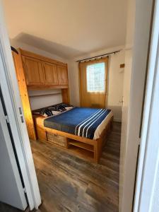 a bedroom with a bed and a window at Villa Massada - déconnexion entre pins & mer in La Seyne-sur-Mer