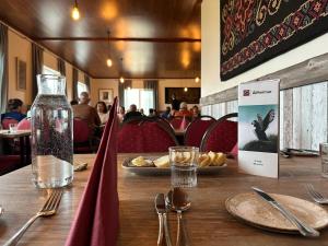 Una mesa con una botella de agua encima. en Álfheimar Hotel, en Borgarfjordur Eystri