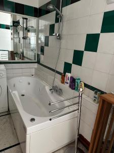 y baño con bañera y espejo. en Top Floor Aparthotel Bentivoglio 3, en Catania