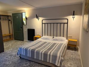 Un dormitorio con una cama grande con una manta a rayas. en Loft Garden on A, en Tiflis 18 fotos más