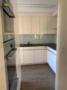 Η κουζίνα ή μικρή κουζίνα στο Charmante Wohnung nähe Flughafen +5 φωτογραφίες