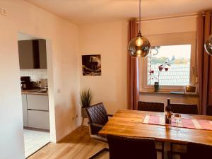 a dining room with a table and a kitchen at Ferienhaus Dresdener Ausblick in Dresden