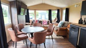 una cucina e un soggiorno con tavolo e sedie di Unique Family Lodge, Puppy Lounge & Games Room a Faldingworth