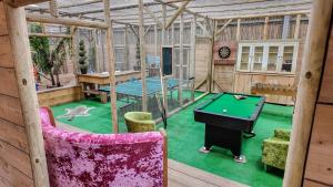 una camera con tavolo da biliardo e da ping pong di Unique Family Lodge, Puppy Lounge & Games Room a Faldingworth