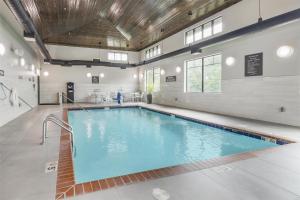a swimming pool in a building with a tile floor at Best Western Plus Lawrenceburg in Lawrenceburg