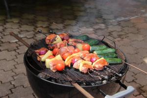 - un barbecue avec de la viande et des légumes dans l'établissement Peterlhaus, à Kleinarl