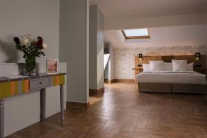 Katil atau katil-katil dalam bilik di Best Western Plus Sanary +43 gambar