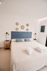 Ένα ή περισσότερα κρεβάτια σε δωμάτιο στο Stunning Design Villa with large private Pool 30sqm