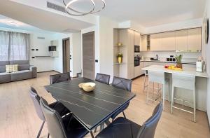 a dining room and kitchen with a table and chairs at Villa Lake Luxury in Colico