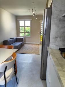 eine Küche und ein Wohnzimmer mit Kühlschrank in der Unterkunft Ape 20A in Sumaré + 9 Fotos