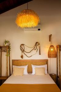 ein Schlafzimmer mit einem Bett mit zwei Kissen in der Unterkunft Casa Cajú in Cruz