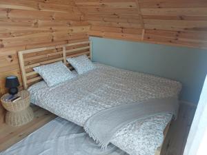 Postel nebo postele na pokoji v ubytování Otulony słońcem - domek do wynajęcia Marksewo