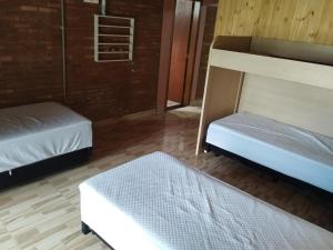 a room with two bunk beds and a window at Hostel Recanto Encanto in Jaguariúna