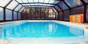 an indoor swimming pool with a domed ceiling at Le presbytère in Saint-Julien-lès-Montbéliard