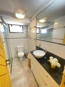 Et badeværelse på Ape Familia c Ar e prox Praias e Centro Búzios 4p