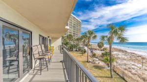パナマ・シティ・ビーチにあるLow Floor - Remodeled - Beachfront - FLPCB65の椅子とビーチの景色が見えるバルコニー