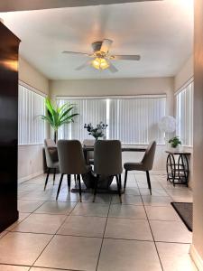 comedor con ventilador de techo, mesa y sillas en Centrally Located Pet-friendly peaceful home, en San Petersburgo
