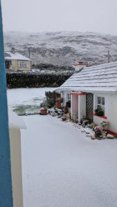 An Teach Beag Glencolmcille, little home from home خلال فصل الشتاء