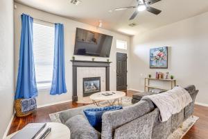 Imagen de la galería de 14 Mi to Dtwn OKC Edmond Gem with Fenced Yard!, en Edmond