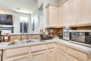 Imagen de la galería de 14 Mi to Dtwn OKC Edmond Gem with Fenced Yard!, en Edmond 22 fotos más