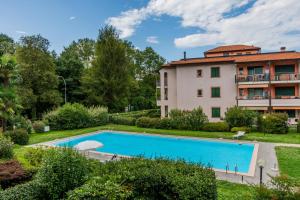 Gallery image of Monolago pool & view in Arolo