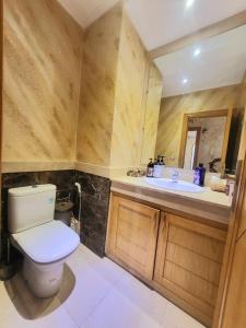カサブランカにあるCozy Room with Private Bathroom and Balconyのトイレと洗面台付きのバスルーム