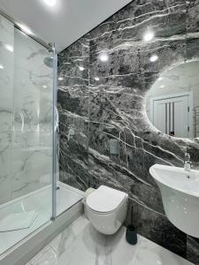 Un baño con inodoro, lavabo y ducha. en Аркадия, у моря, en Odessa