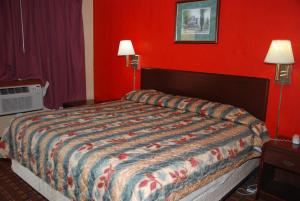 Letto o letti in una camera di Mount Laurel Motel