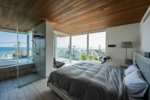 una camera da letto con un letto grande e una grande finestra di Château Marine a Kamakura