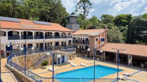 an aerial view of a resort with a pool and buildings at Casa para 8 pessoas com Piscina e Lazer in Amparo