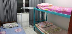 a couple of bunk beds in a room at Hospedagem up home Natureza e Simplicidade in Barra de Guaratiba