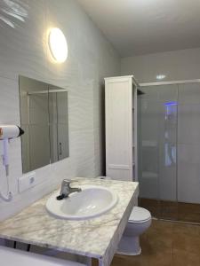コスタ・テギセにあるVilla LiLoの洗面台とトイレ付きのバスルーム