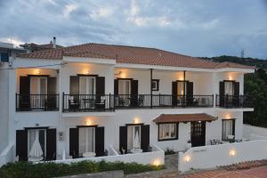 Cette grande maison blanche dispose d'un balcon. dans l'établissement Hotel Anelli, à Skopelos