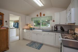 Η κουζίνα ή μικρή κουζίνα στο Summerland Stagecoach Cottage by Paradise Retreats