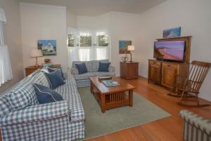 Χώρος καθιστικού στο Summerland Stagecoach Cottage by Paradise Retreats