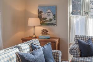 Χώρος καθιστικού στο Summerland Stagecoach Cottage by Paradise Retreats