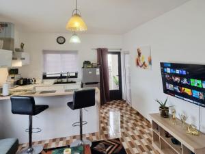 Kuchyň nebo kuchyňský kout v ubytování Modern 3 min drive to beach