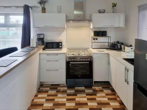 Kuchyň nebo kuchyňský kout v ubytování Modern 3 min drive to beach