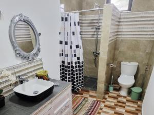 Koupelna v ubytování Modern 3 min drive to beach + 8 fotografií