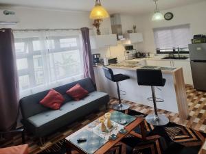 Kuchyň nebo kuchyňský kout v ubytování Modern 3 min drive to beach