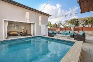 uma piscina com pátio e uma casa em Sunkissed Sands em St. Augustine