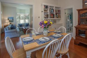 Η κουζίνα ή μικρή κουζίνα στο Summerland Stagecoach Cottage by Paradise Retreats