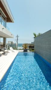 una piscina nel cortile di una casa di Château Marine a Kamakura