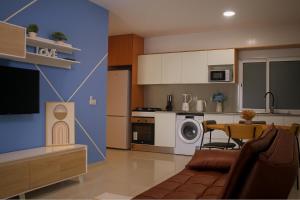a living room with a couch and a kitchen at Cantinho dos Dias in Espargos