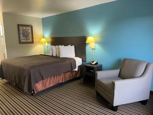 Ένα ή περισσότερα κρεβάτια σε δωμάτιο στο American Inn Morrilton