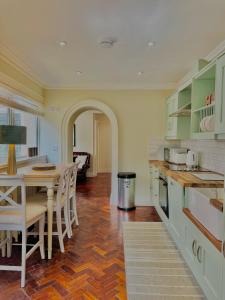 une cuisine avec une table et une salle à manger dans l'établissement Mallview cottage, à Armagh
