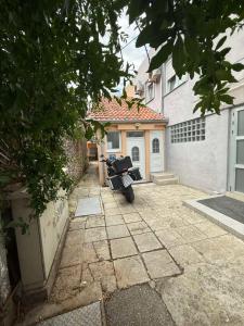 Το κτήριο όπου στεγάζεται  το διαμέρισμα +24 φωτογραφίες
